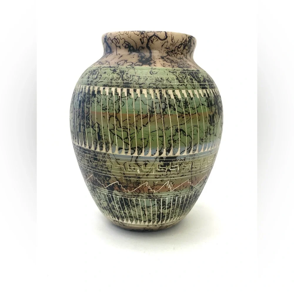 Dina Johnson Native American Navajo Indian Horse Hair Pottery Vase Artist Signed
